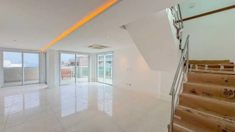 3-bedroom apartment in a building with a pool — photo 6