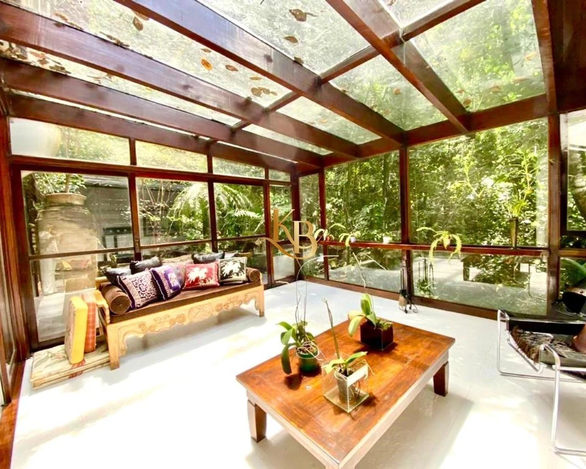 Furnished 350 m² house with 4 bedrooms and a balcony