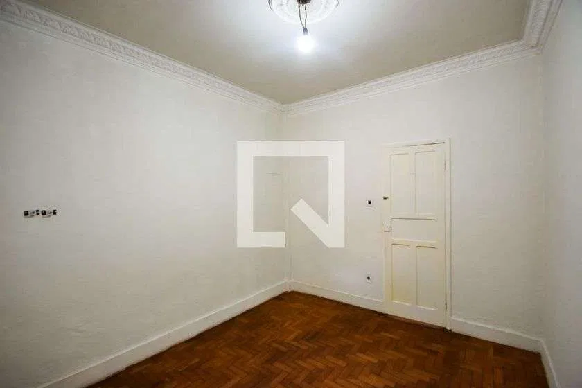 Wood or laminate floors in a one-bedroom apartment, 42 m² — photo 7