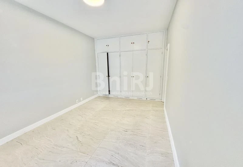 Furnished apartment, 121 m², with a glass-enclosed balcony — photo 12