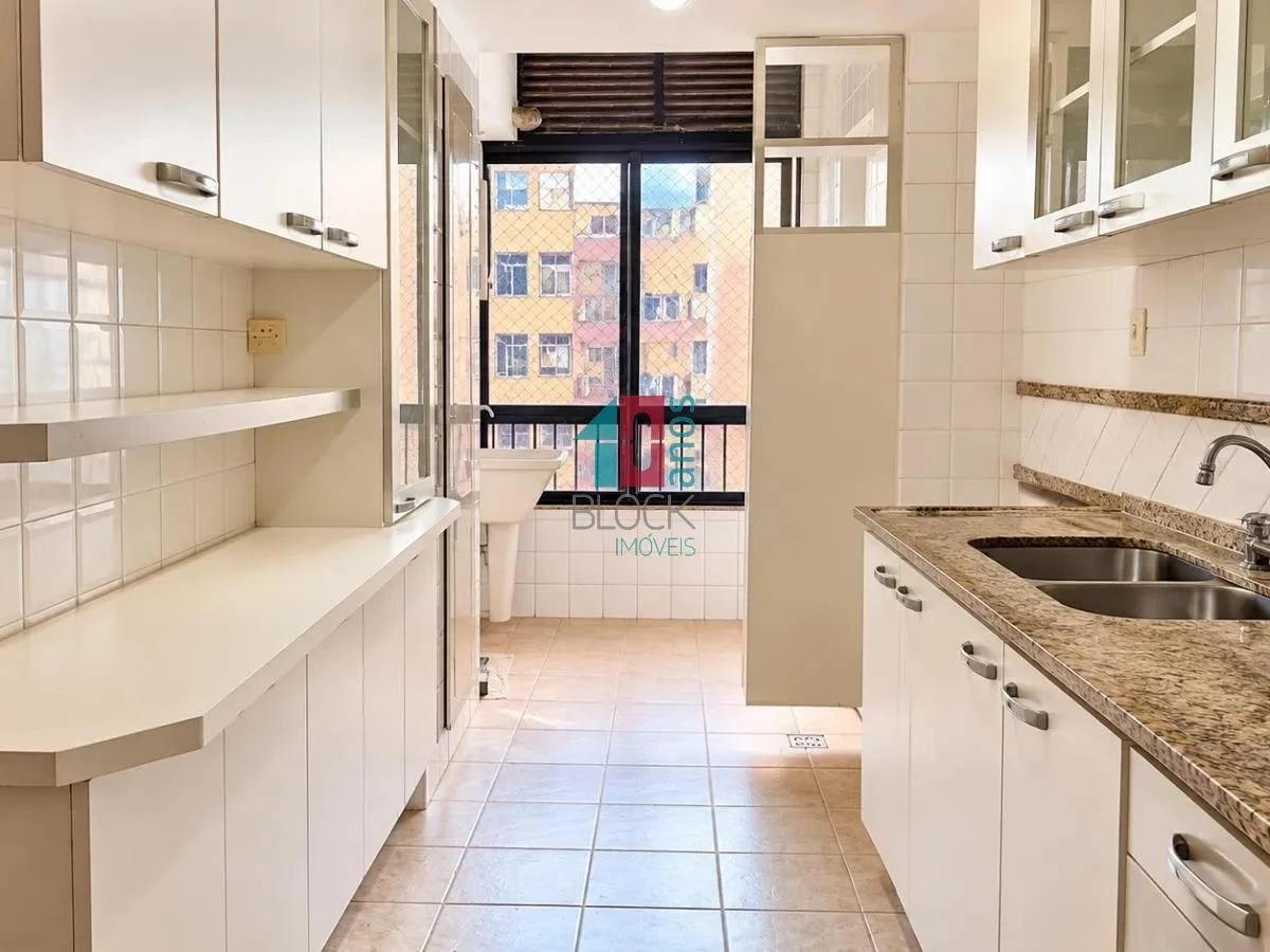 4-bedroom apartment with a glass-enclosed balcony — photo 2