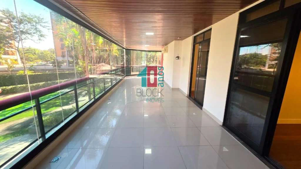 4-bedroom apartment with a glassed-in balcony — photo 21