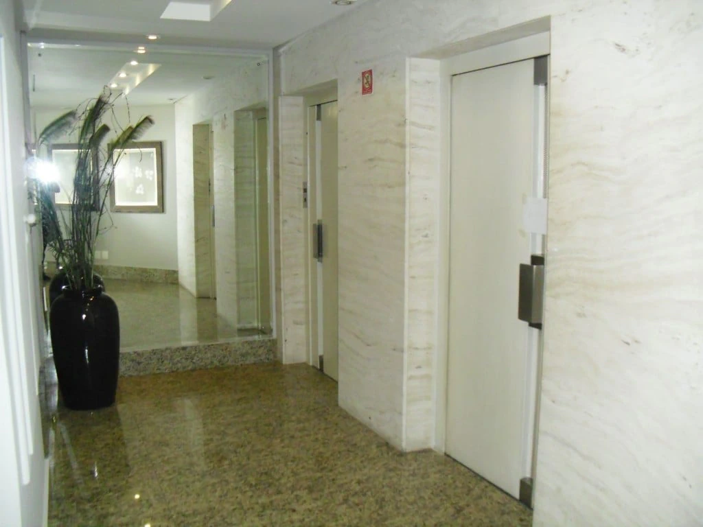 Wood or laminate floors in a 2-bedroom apartment, 122 m² — photo 26
