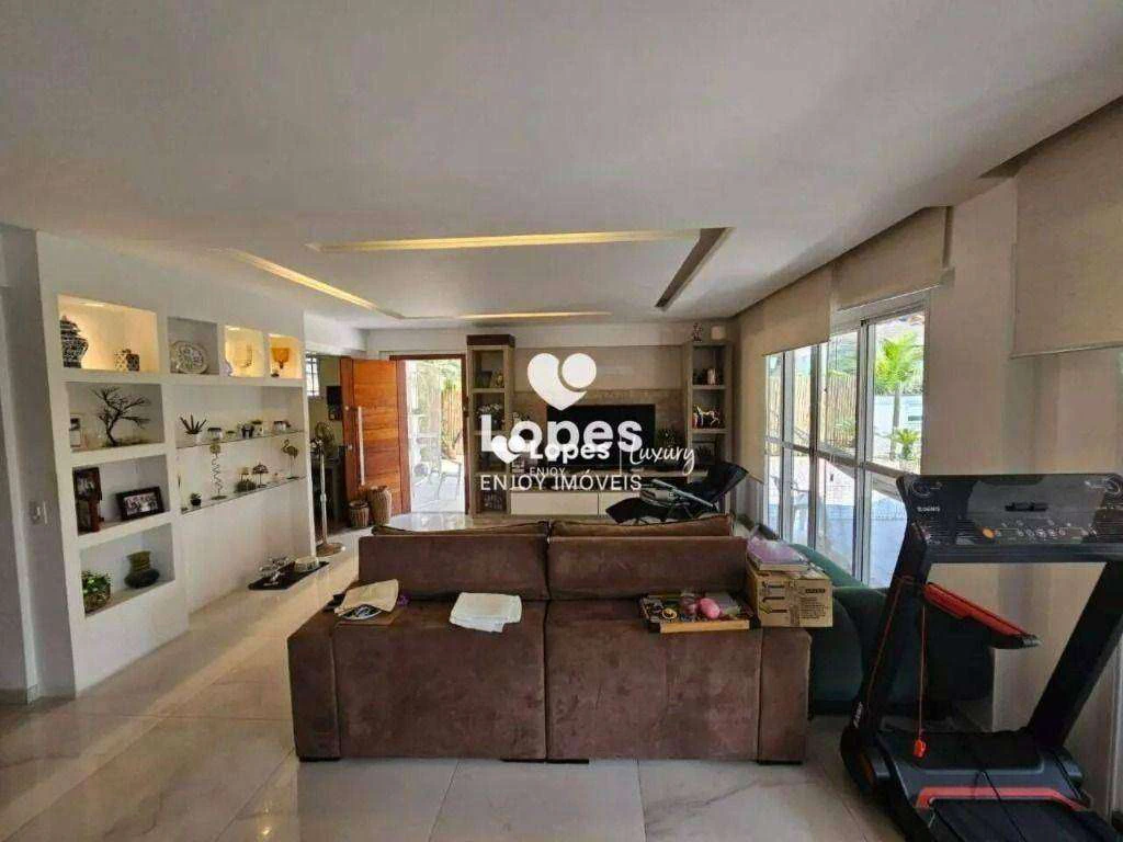 5-bedroom house with a glass-enclosed balcony — photo 11