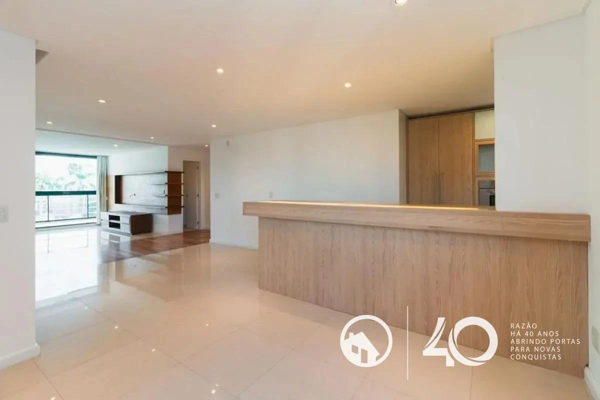 4-bedroom apartment with floor-to-ceiling windows — photo 17