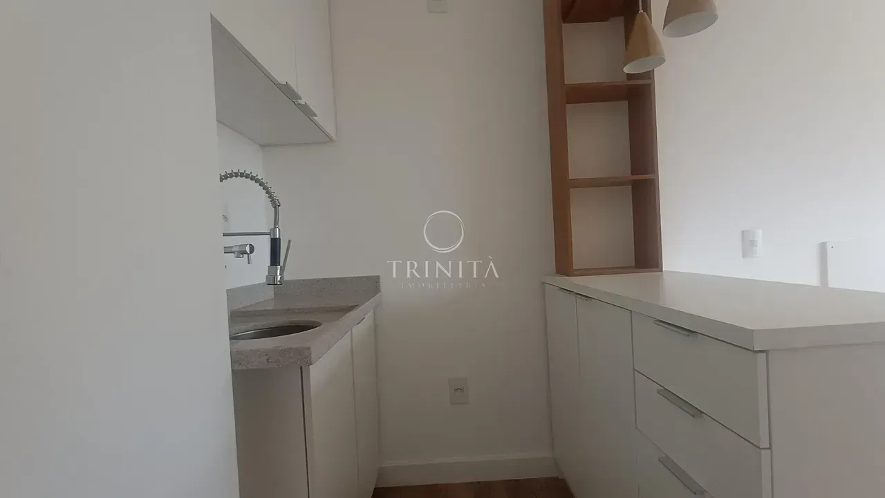 2-suite apartment with enclosed balcony and open-plan kitchen — photo 4