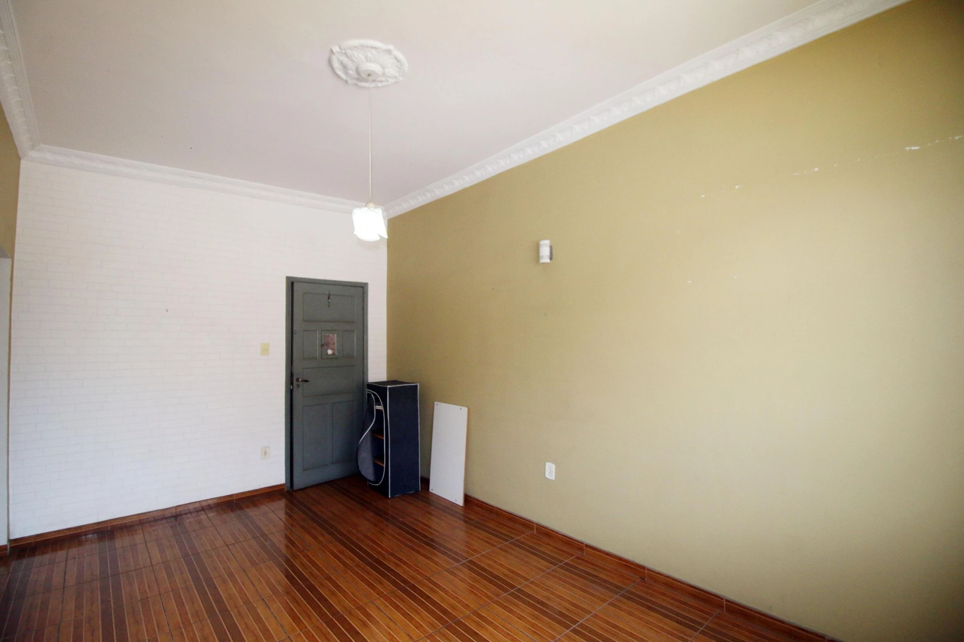 Apartamento de 2 quartos com piso de madeira ou laminado