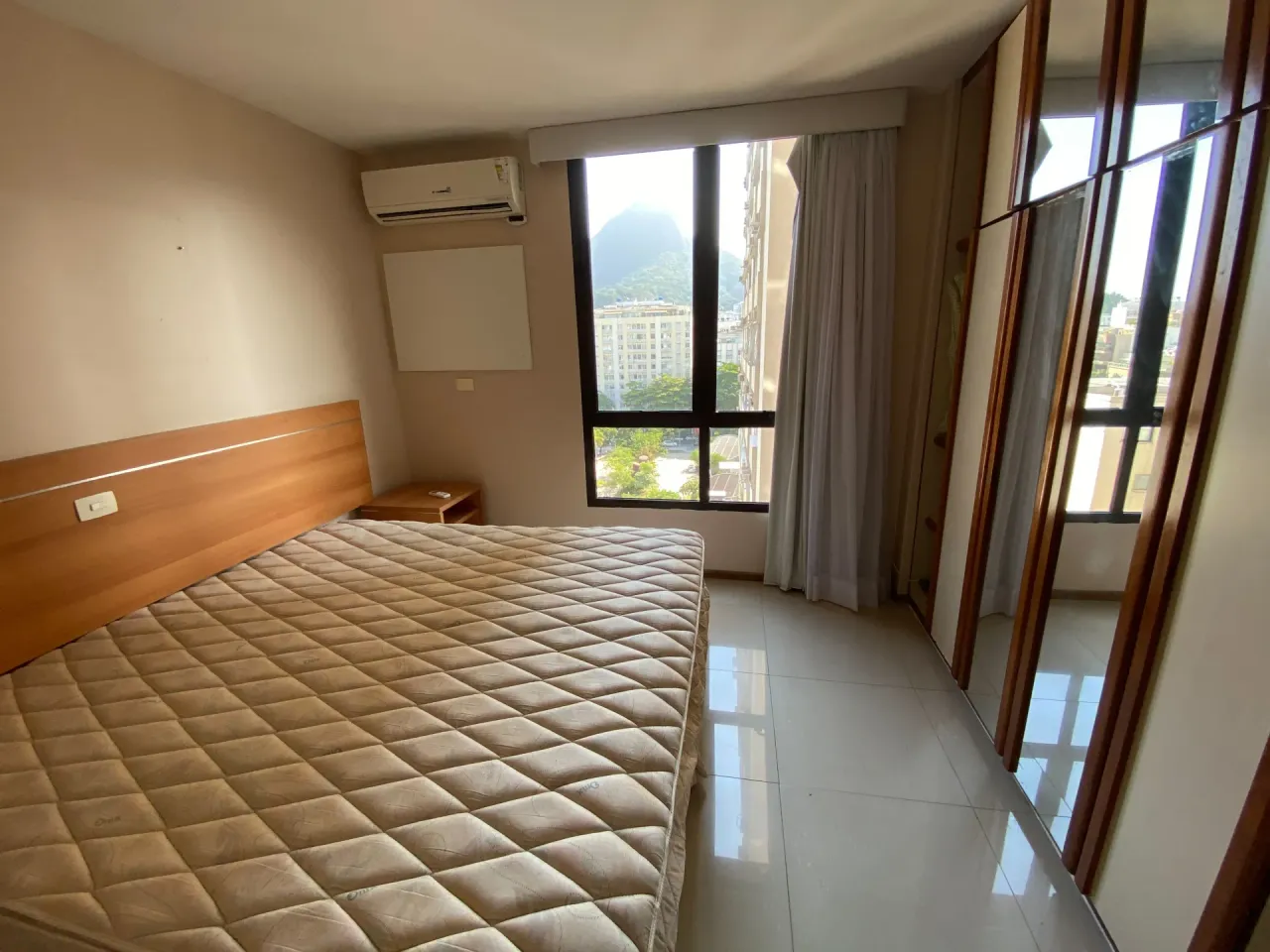 Furnished 1-bedroom apartment with city and water view — photo 7