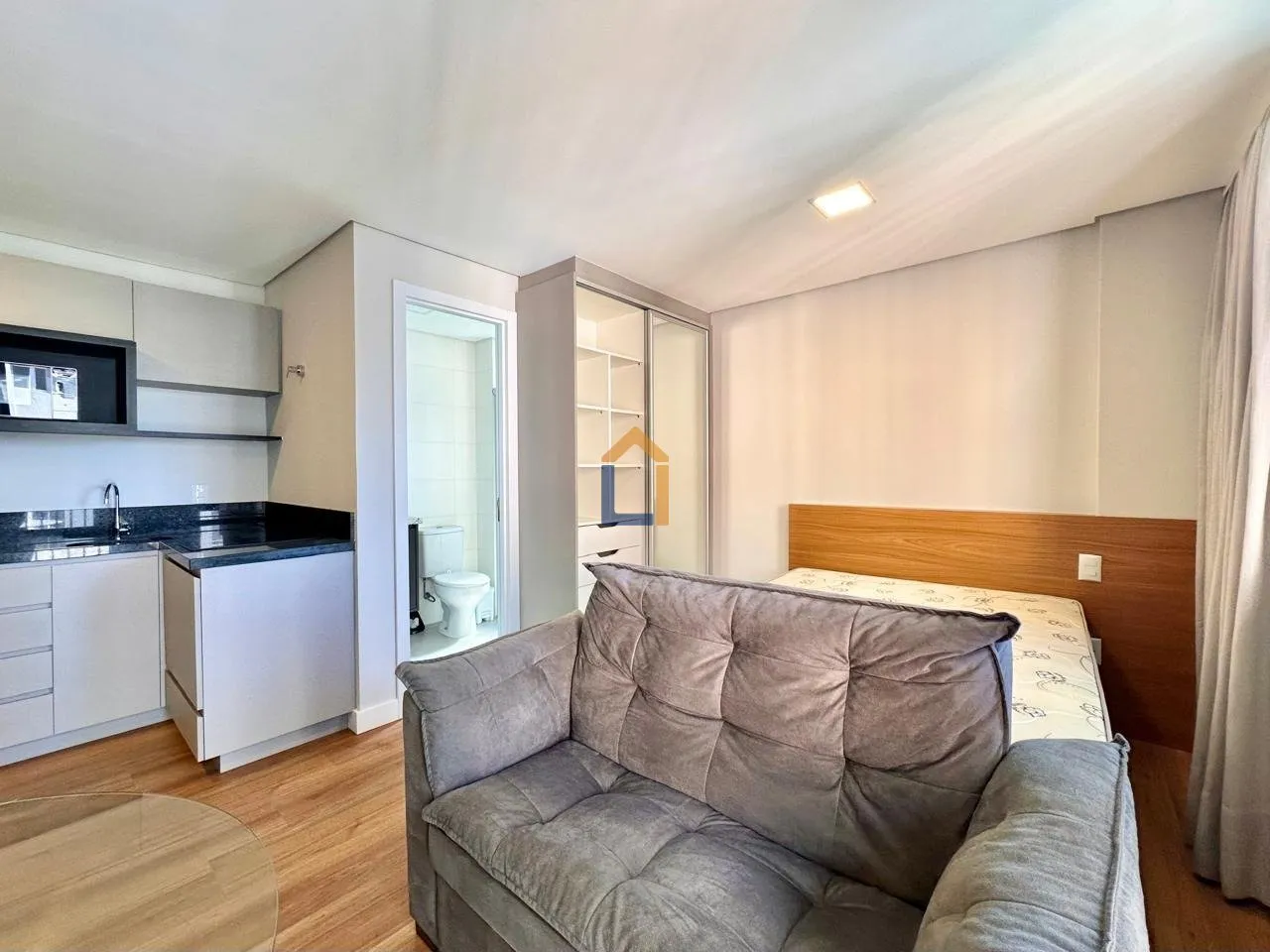 Furnished 26 m² apartment with a glass shower box — photo 7