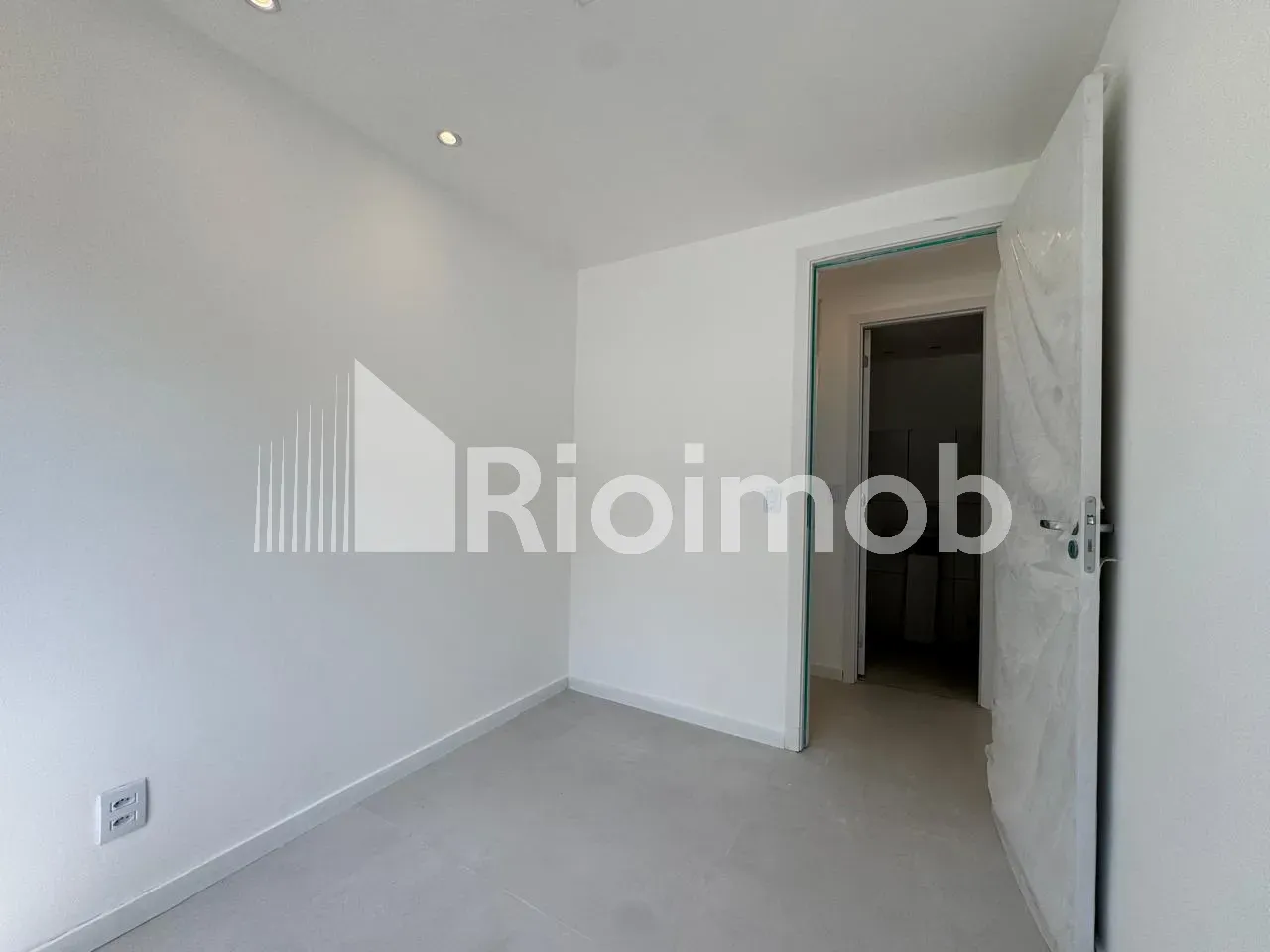 2-bedroom apartment with an open-plan kitchen — photo 20