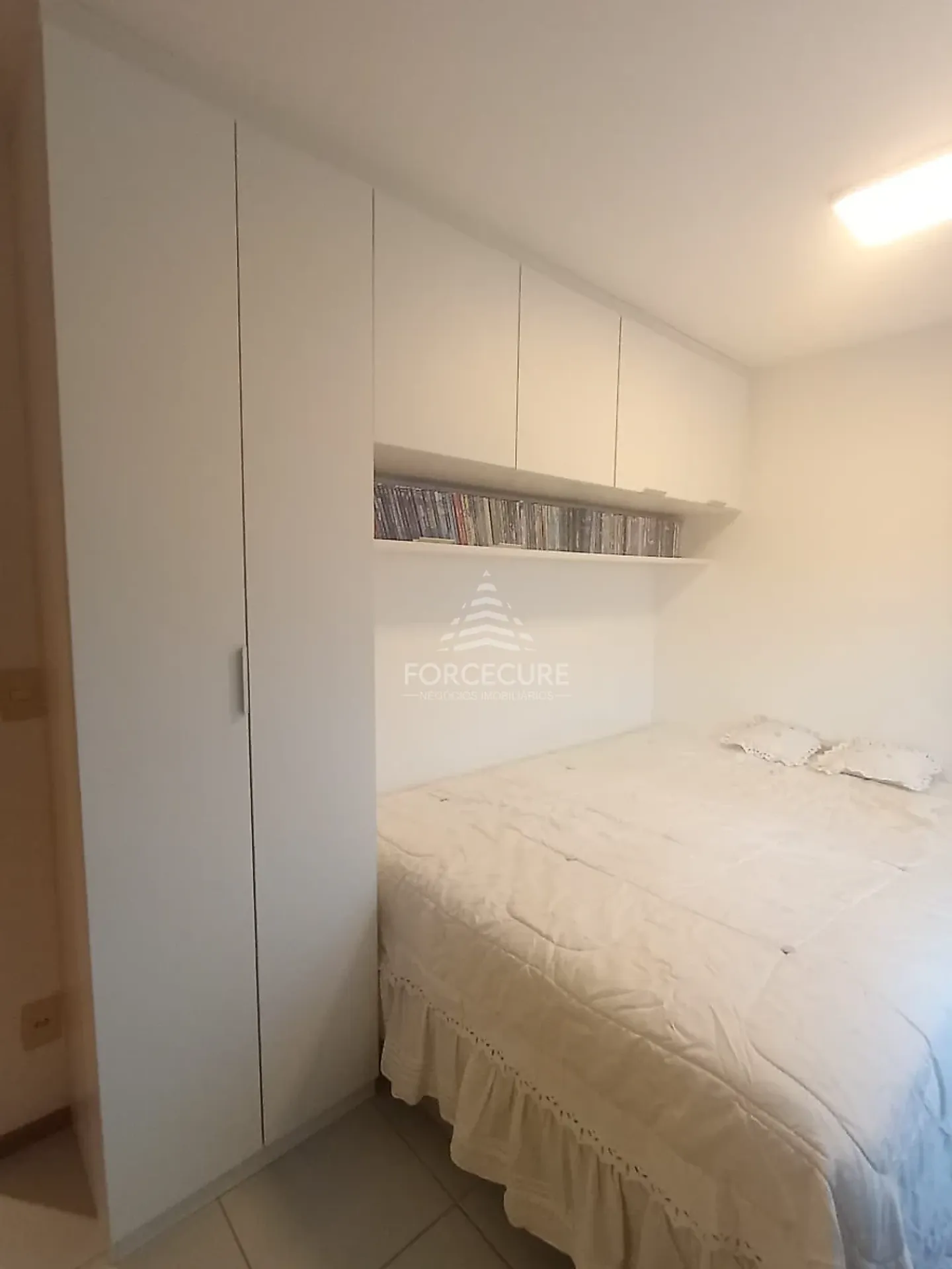 Glass-enclosed balcony in a 2-bedroom apartment, 100 m² — photo 9
