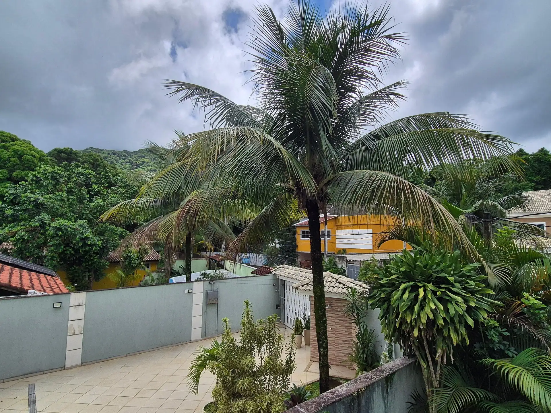 Condominium house to rent with 3 bedrooms and a suite — photo 38
