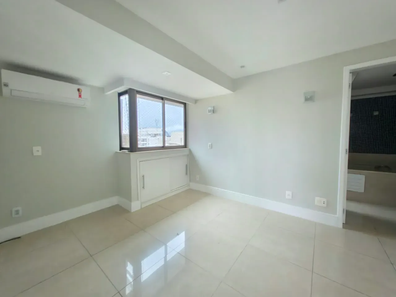 240 m² apartment with a bathtub and a grill on the balcony — photo 25