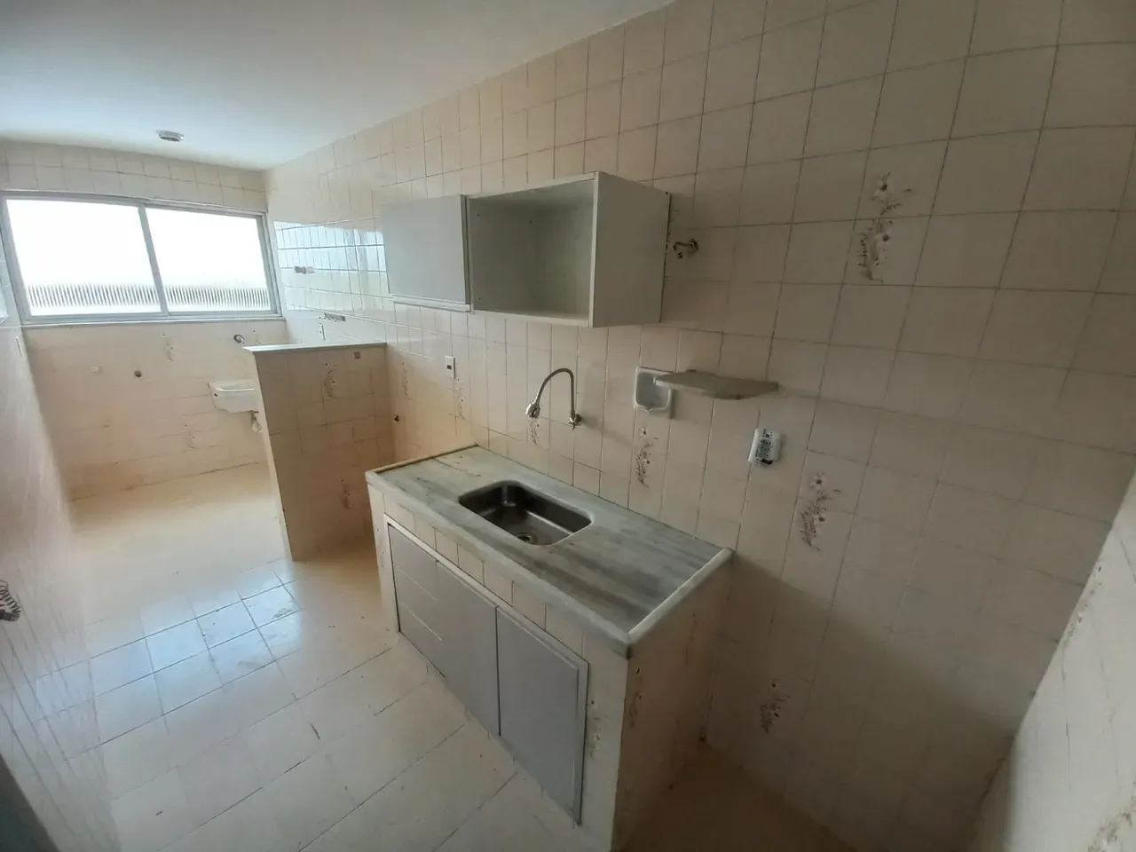 2-bedroom apartment with laundry area and 1 parking spot — photo 2
