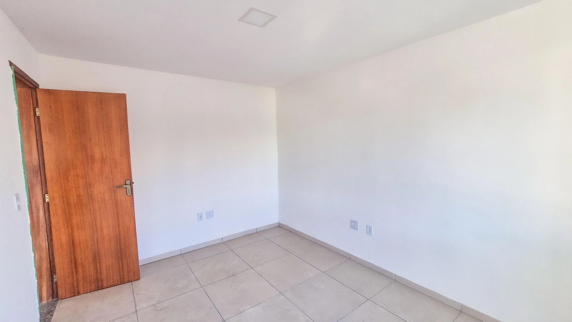 Apartamento com 2 quartos e box de vidro no banheiro — photo 46