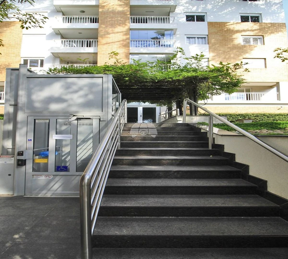 Balcony with a grill in a 2-bedroom apartment, 72 m² — photo 26