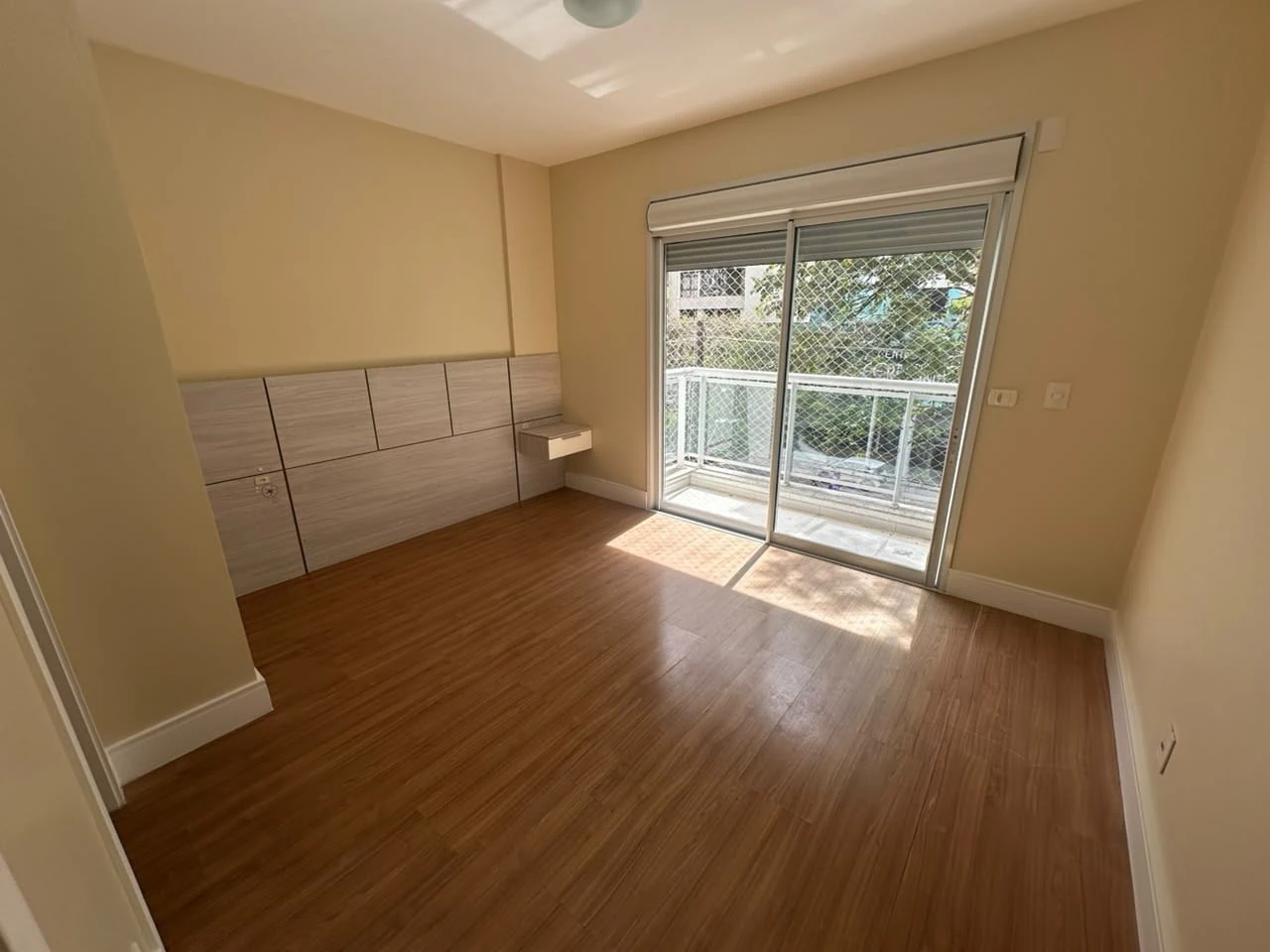 Balcony with a grill in a 4-bedroom apartment, 178 m² — photo 4