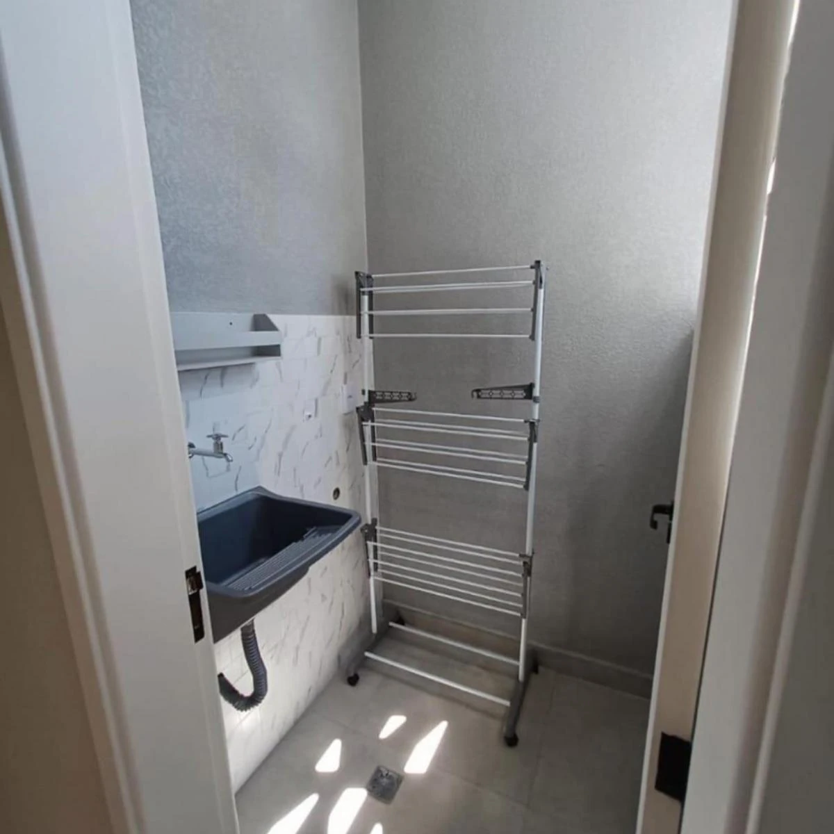 One-bedroom apartment with a washing machine — photo 9