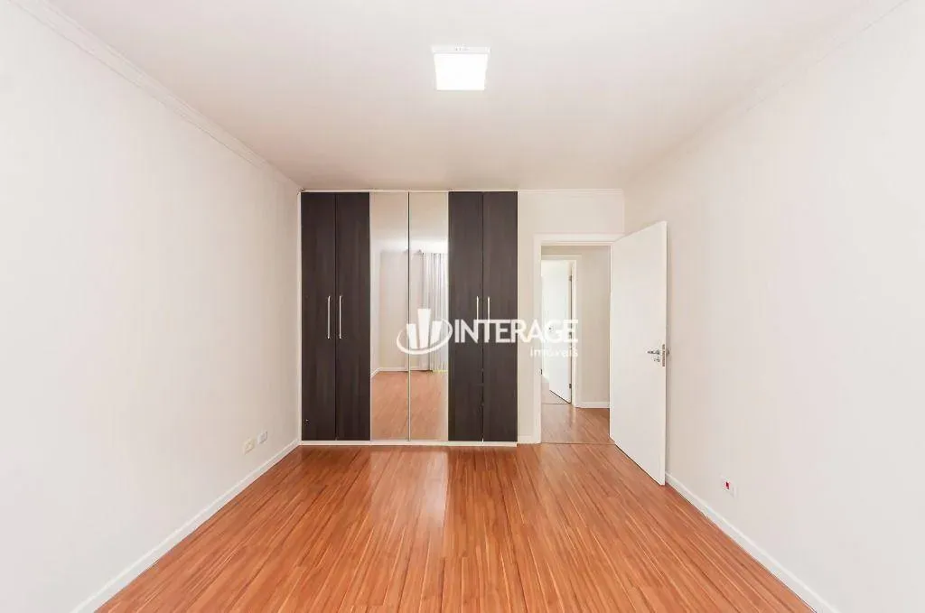 House with 3 bedrooms and a private garden — photo 18