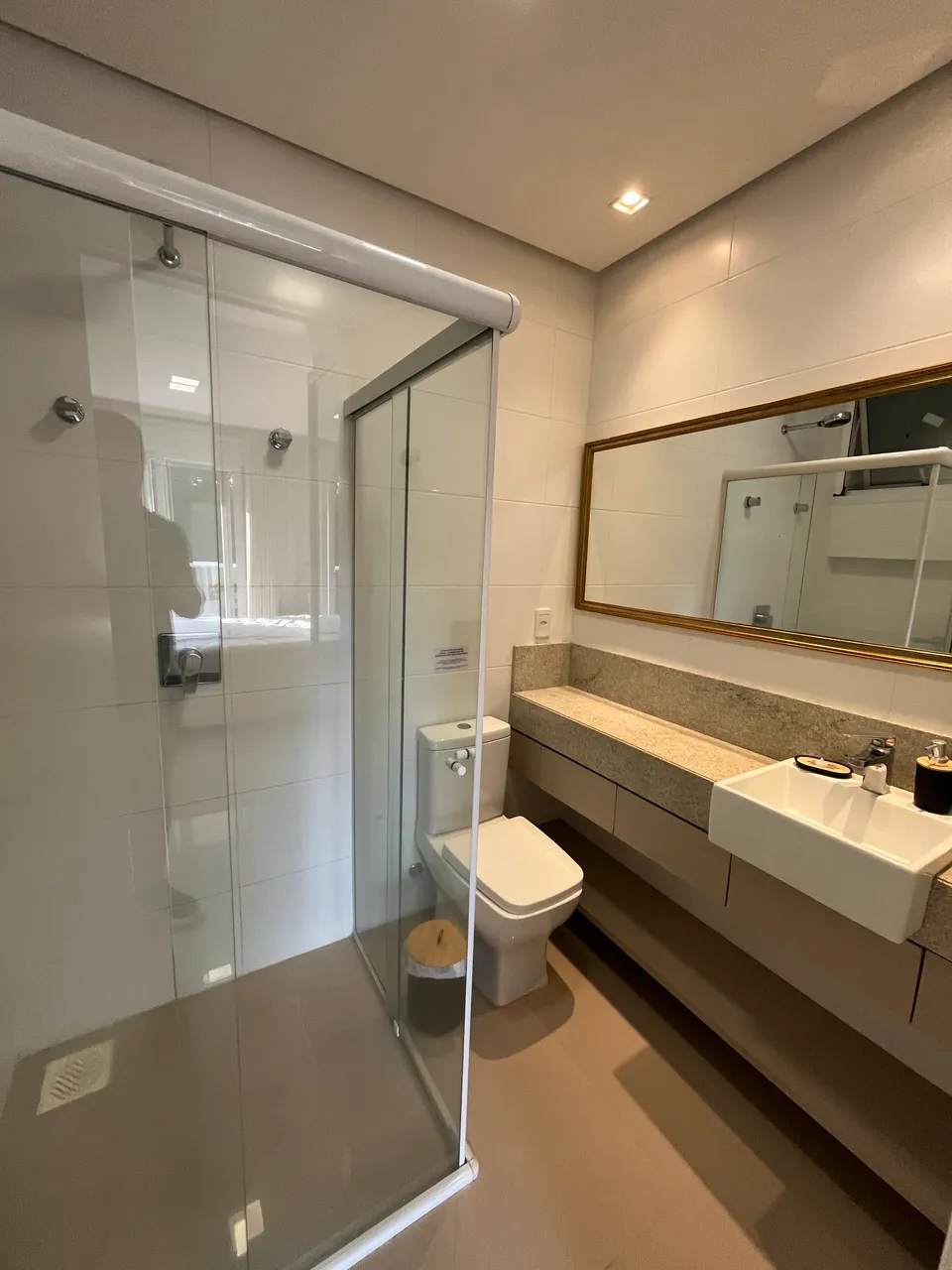 Квартира 100 м² с застеклённым балконом и грилем на балконе — photo 11