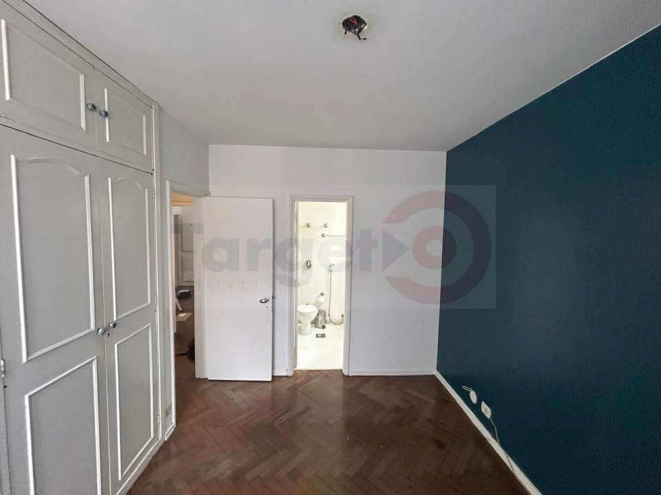 2-bedroom apartment with wood or laminate floors — photo 7