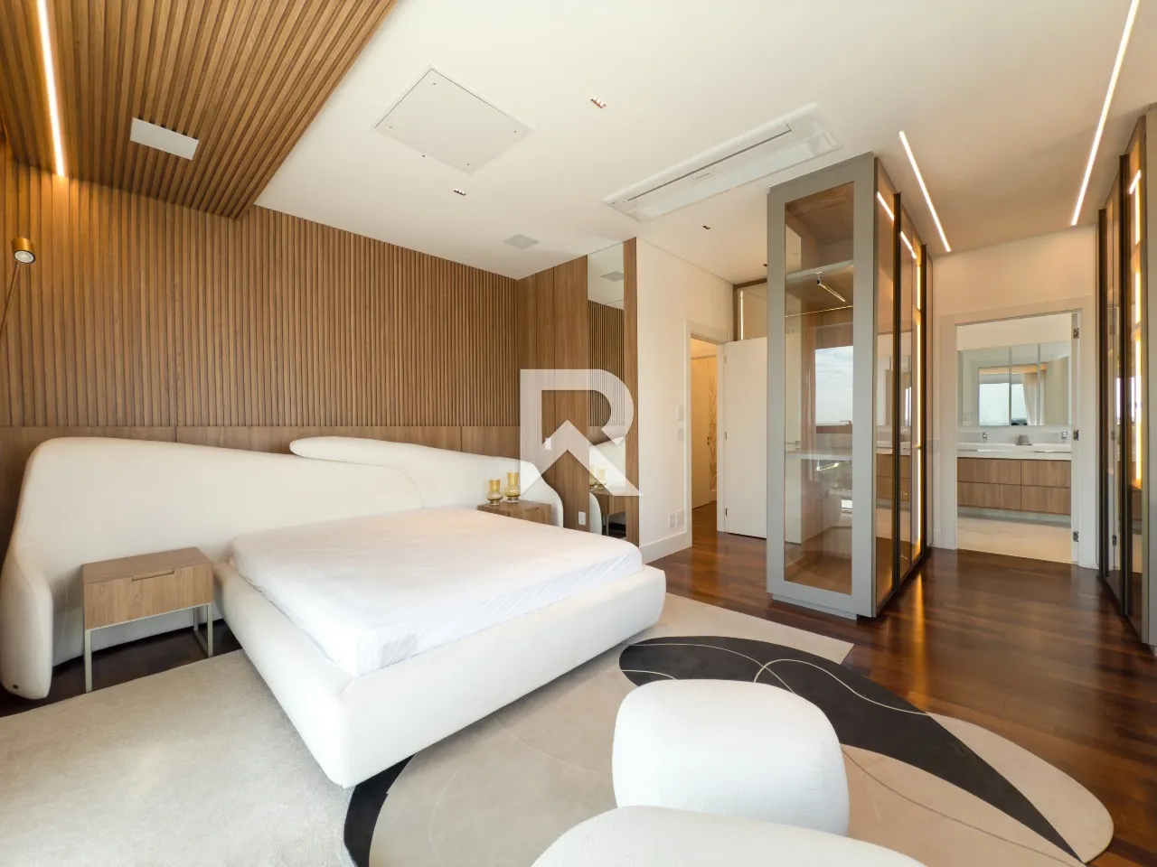 Furnished apartment with 4 en-suite suites and 4 parking spaces — photo 14