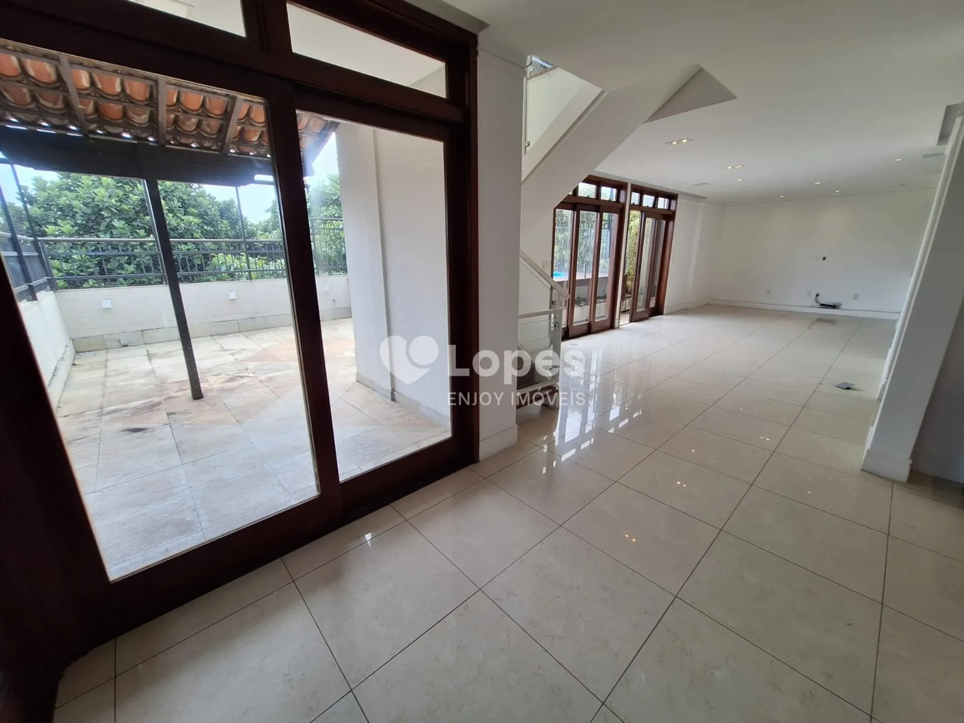 5-bedroom apartment in a building with a gym — photo 14