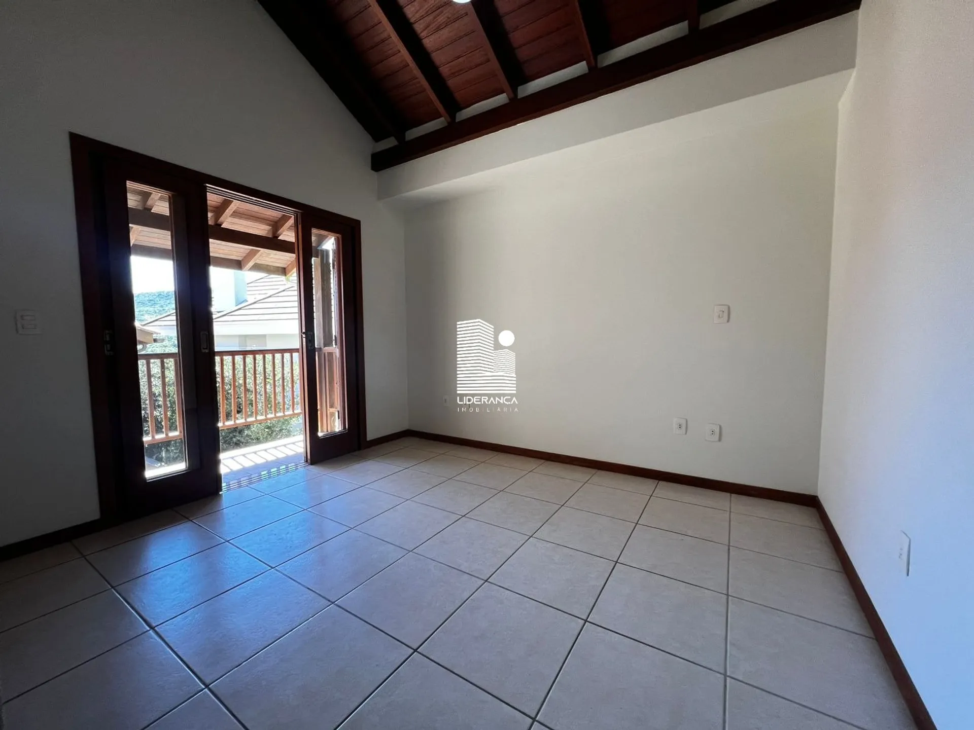 180 m² house with 3 bedrooms, 2 baths and a balcony