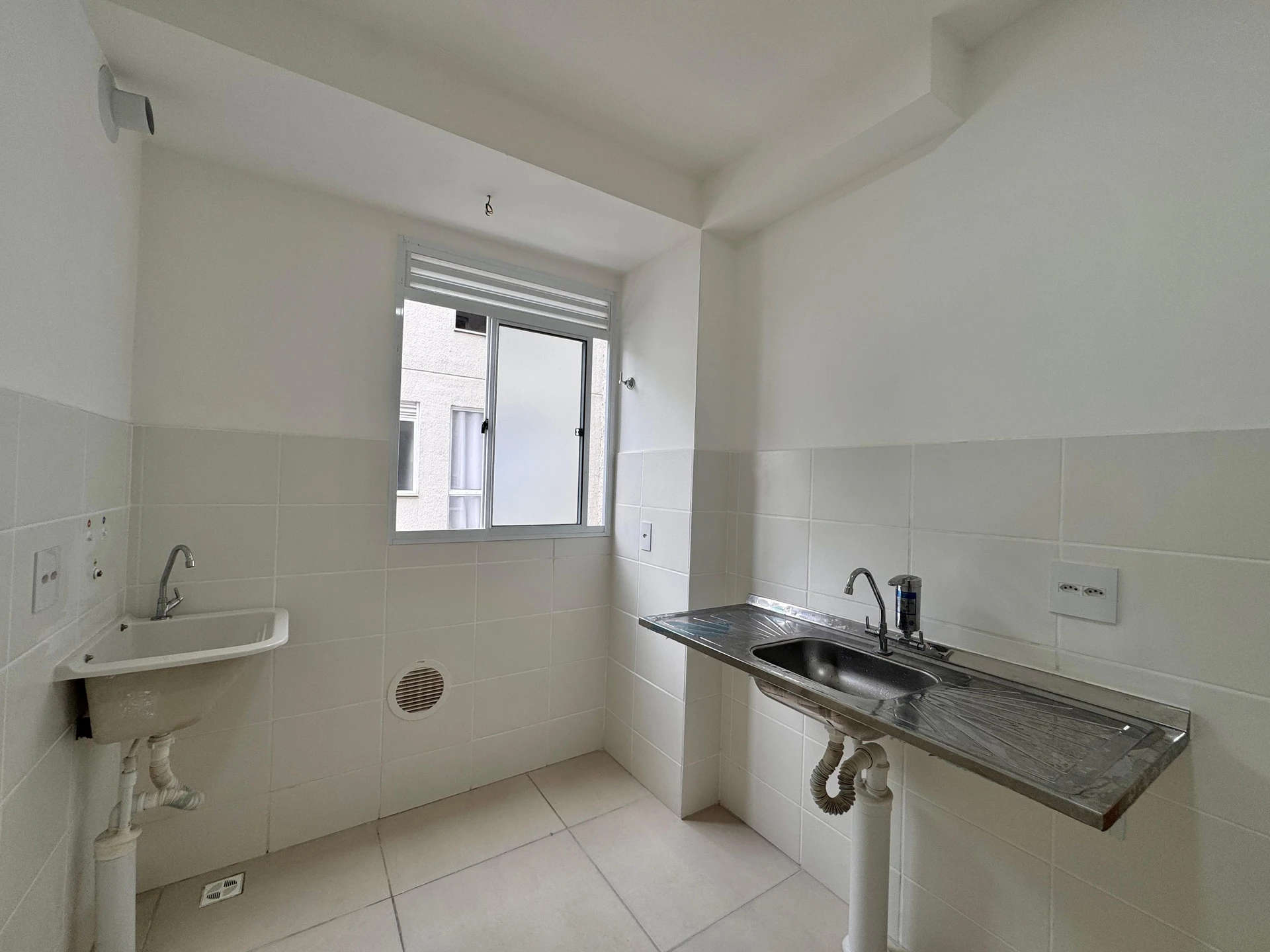 2-bedroom apartment with a closed kitchen and 1 parking spot — photo 2