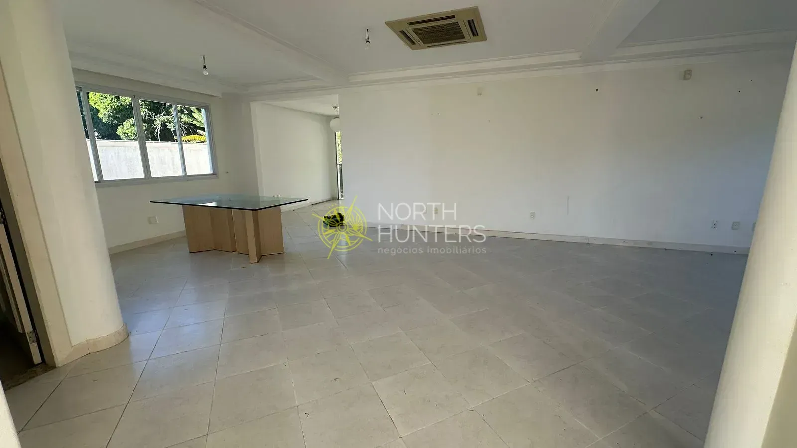House with 4 bedrooms and shared pool area — photo 5