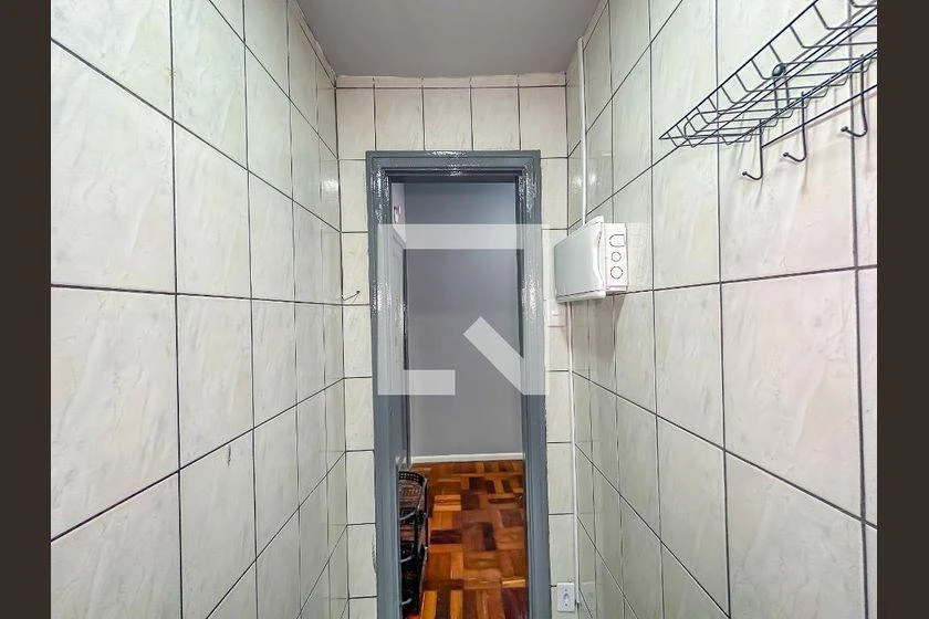 Studio com piso de madeira ou laminado, Centro — photo 4