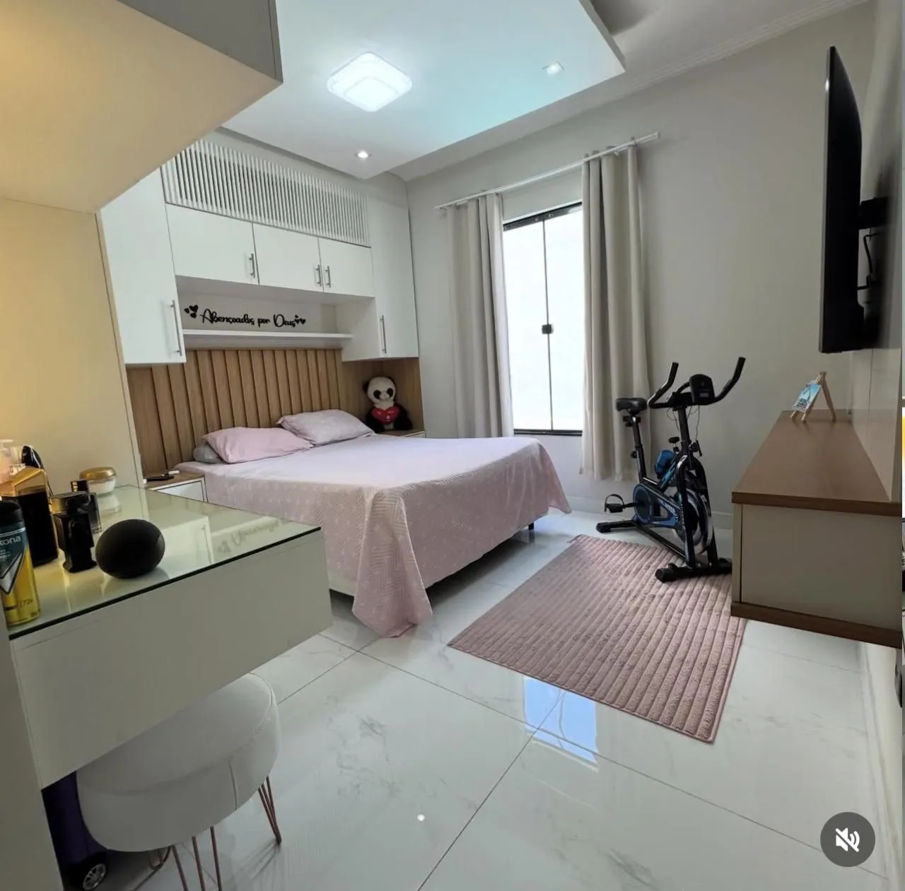 Balcony with a grill in a 3-bedroom house, 250 m² — photo 15