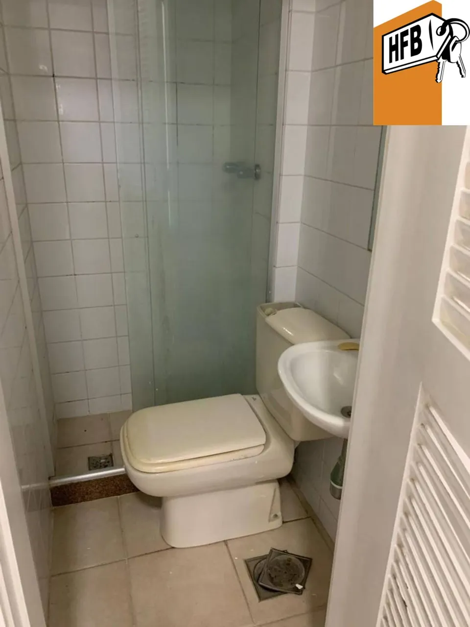 4-bedroom apartment in a building with a pool — photo 18