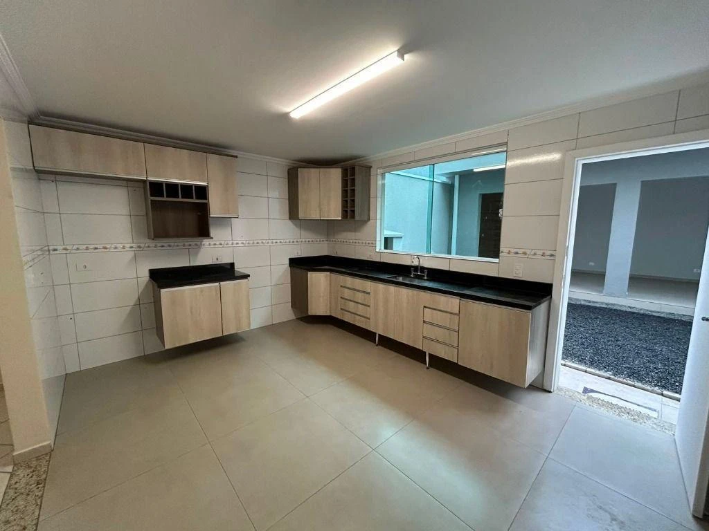 Unfurnished house with gas kitchen and 2 parking spaces