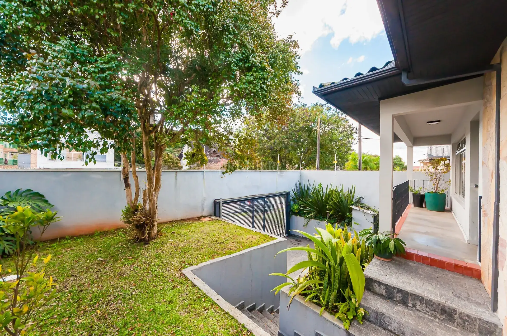 230 m² unfurnished apartment with 4 bedrooms and private garden — photo 38