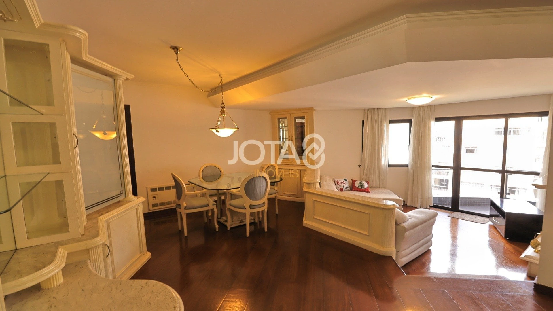 88 m² apartment with a bathtub and floor-to-ceiling windows