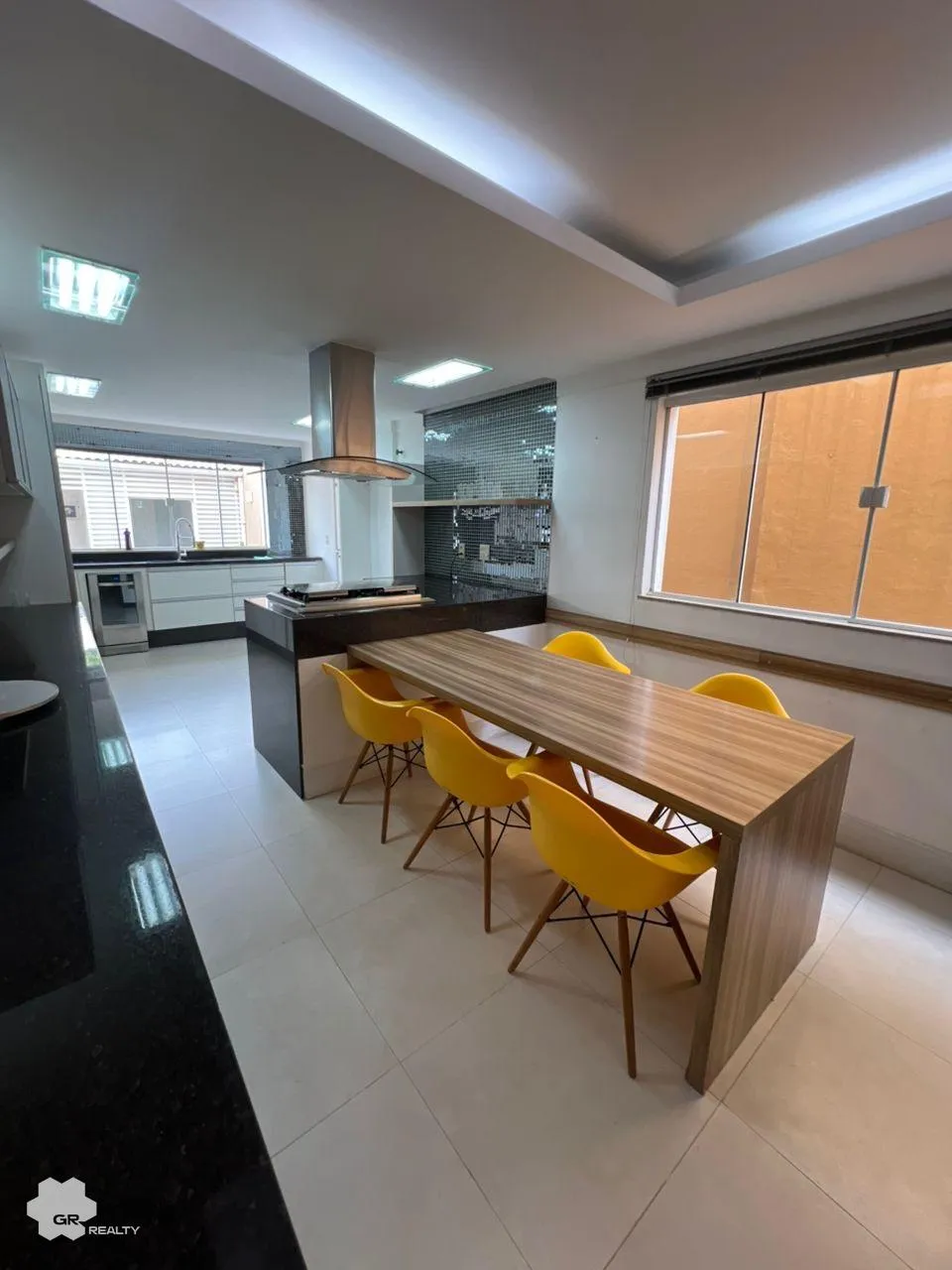 Condominium house with 5 bedrooms and open-plan kitchen — photo 19