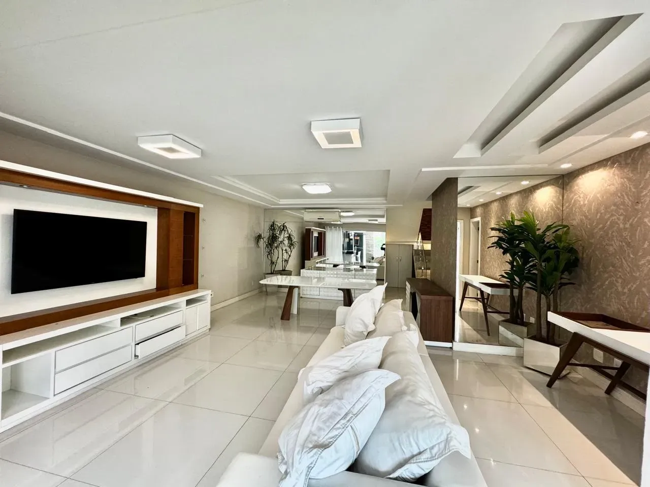 Furnished house with 5 bedrooms and open-plan kitchen — photo 32