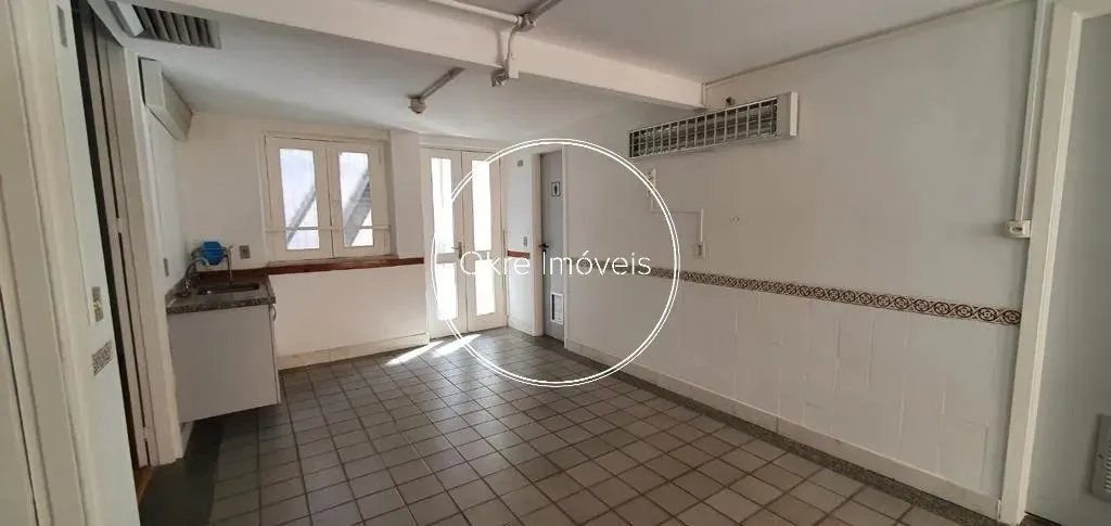 House with 1 bedroom and 5 bathrooms, 600 m² — photo 2