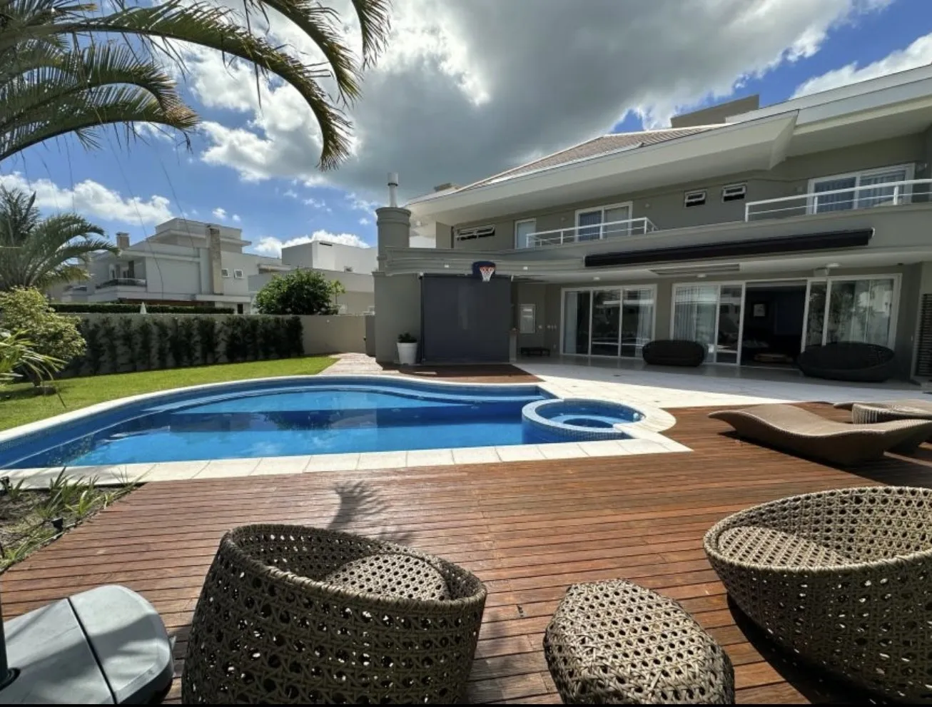 Casa para locação com 5 suítes e 8 banheiros