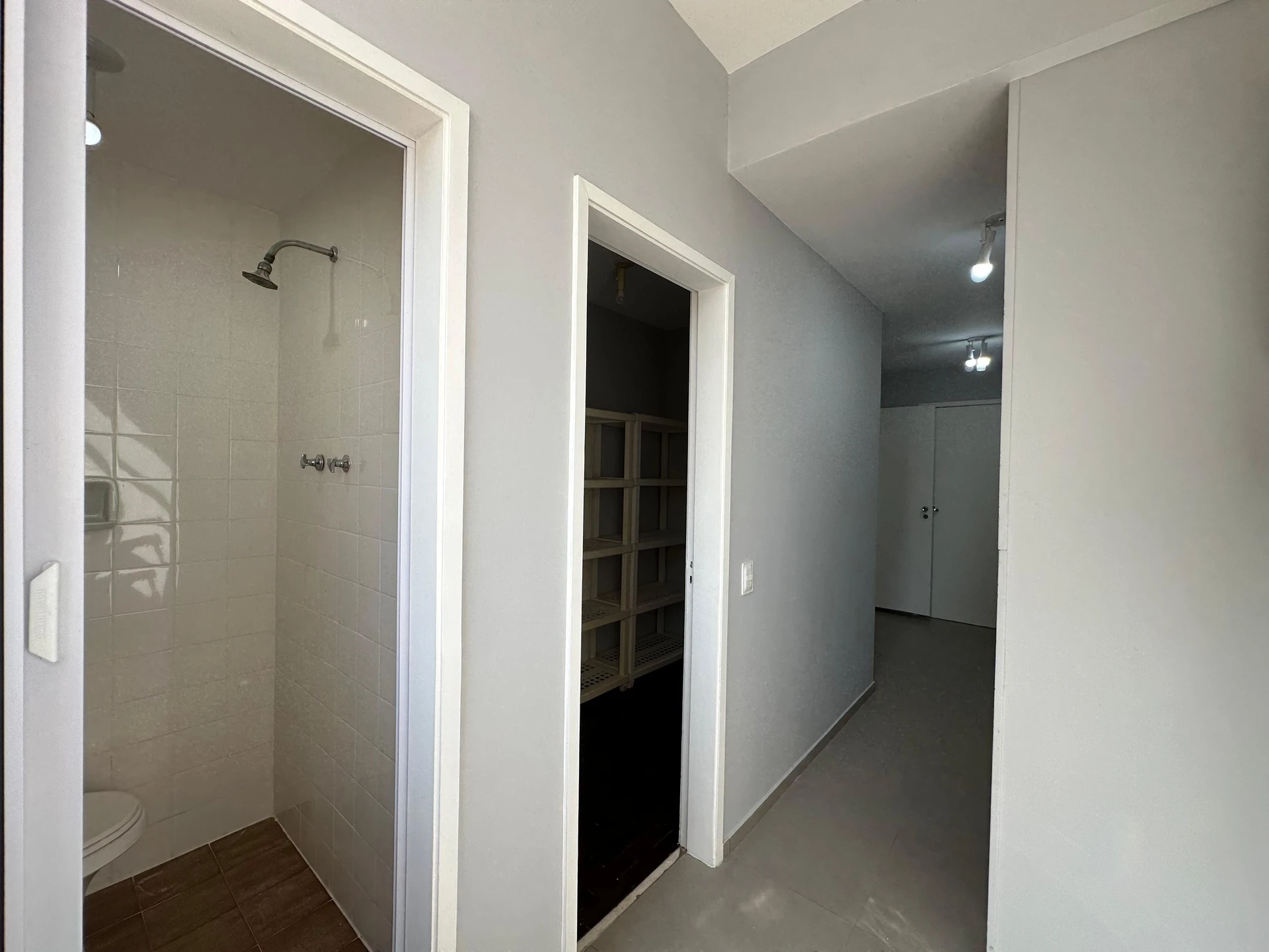 Квартира 82 м² із заскленим балконом та видом на гори — photo 39
