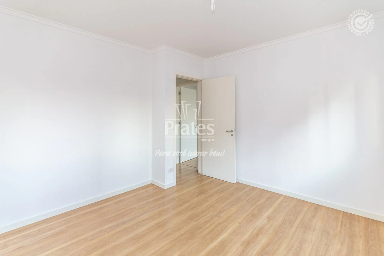 Balcony with a grill in a 2-bedroom apartment, 99 m² — photo 15
