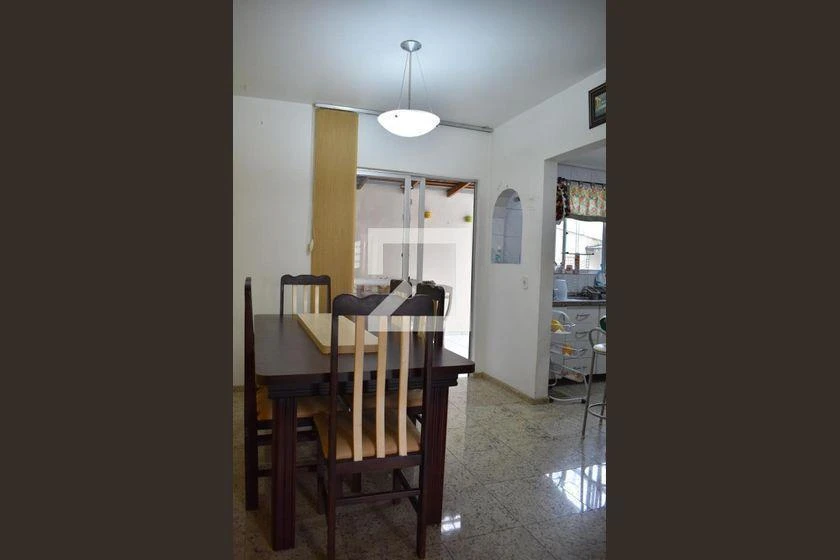 3-bedroom house with a walk-in closet in Curitiba — photo 18