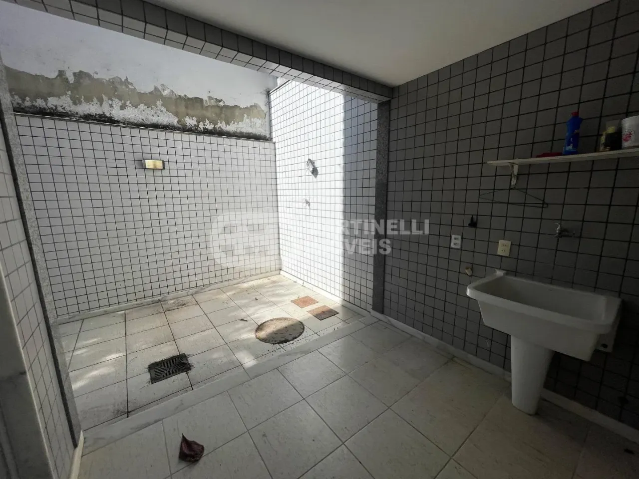 House with 4 bedrooms and 5 bathrooms and a separate kitchen — photo 12