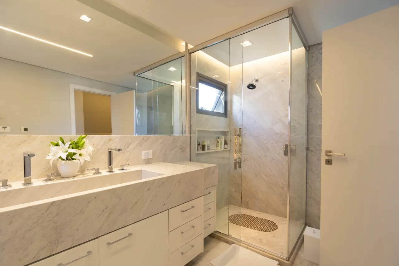 3-bedroom apartment in a building with a gym — photo 7
