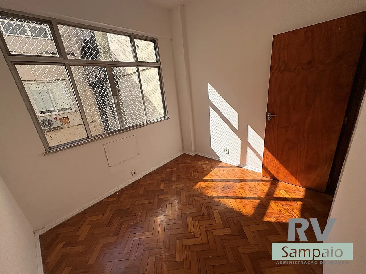 Wood or laminate floors in a one-bedroom apartment, 31 m²