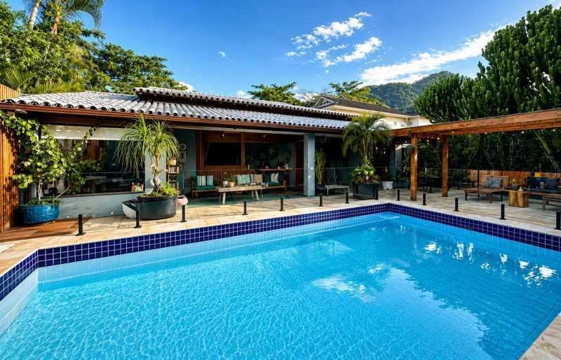 600 m² house with 5 en-suite bedrooms and an open kitchen — photo 8