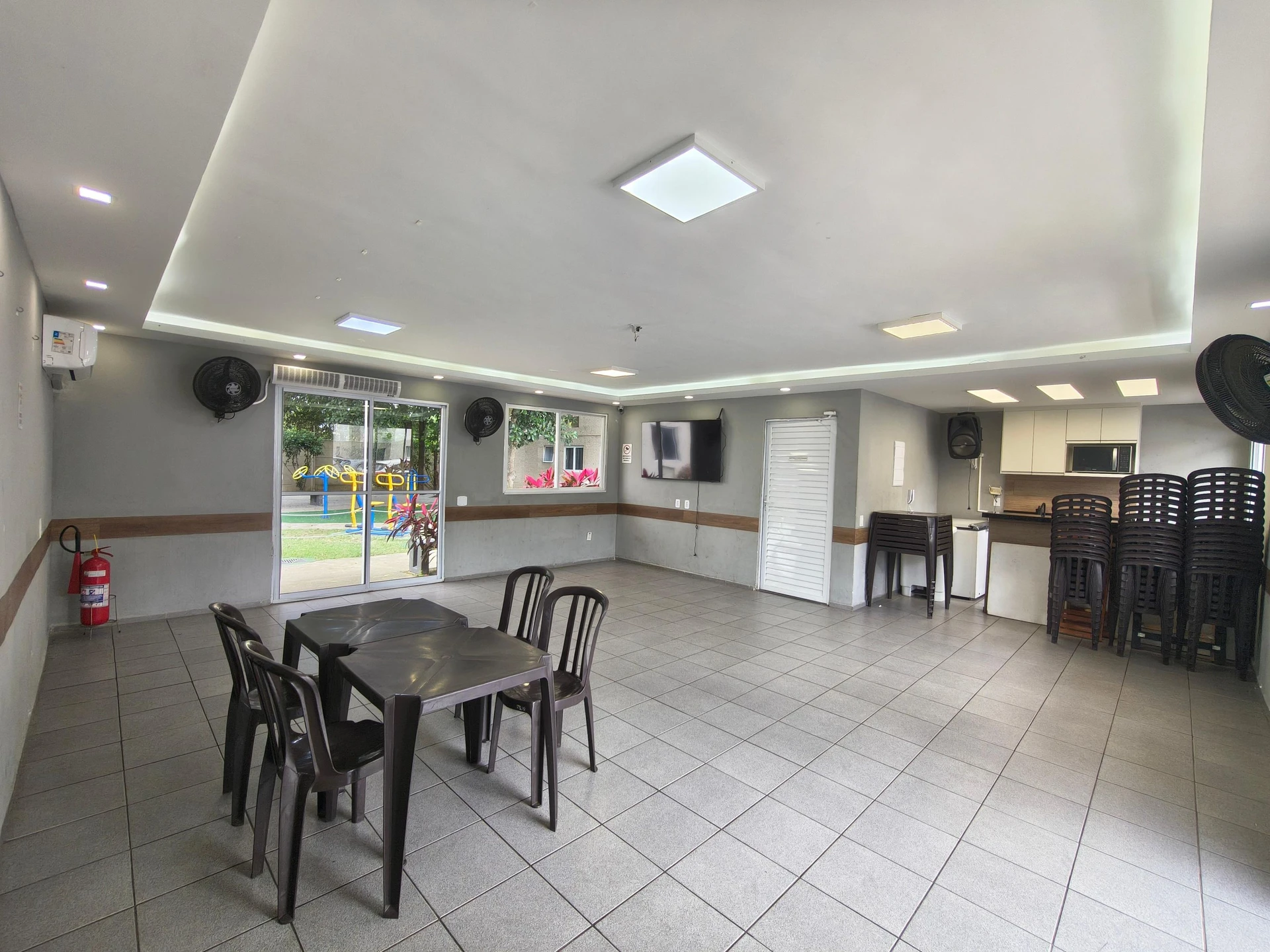 2-bedroom apartment with 1 parking space and 1 bath — photo 35