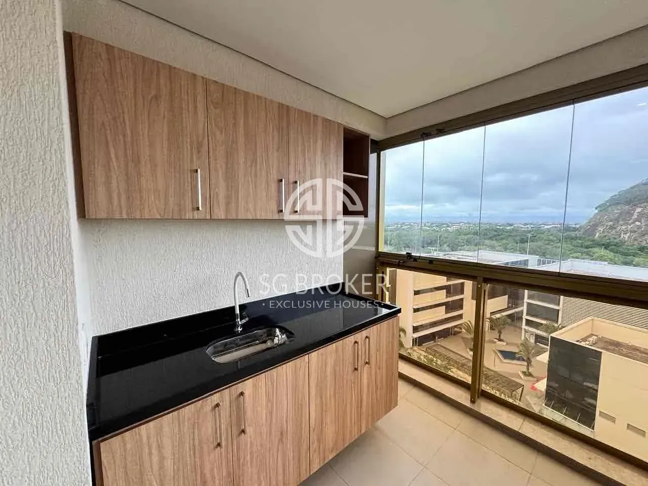 Apartment with views of the city and mountains — photo 17
