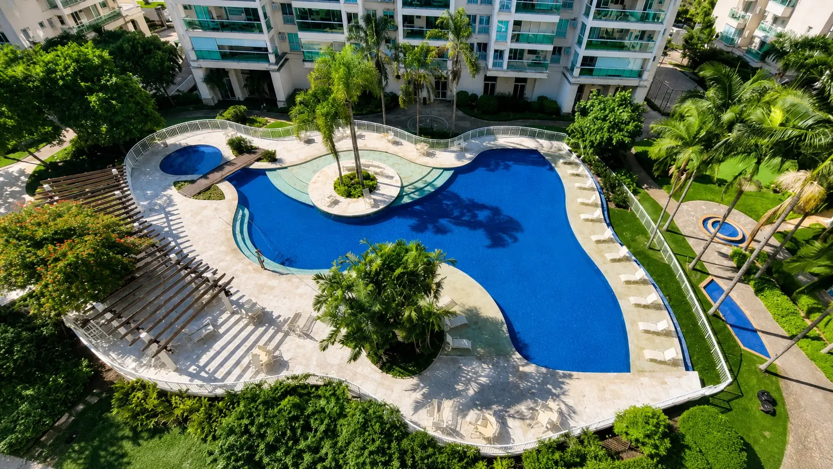 Glass-enclosed balcony in a 3-bedroom apartment, 200 m² — photo 4